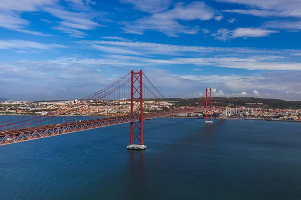 Lissabon und 25. April Brücke - portugal — Stockfoto