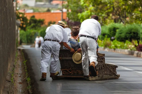 Toboggan αναβάτες έλκηθρο στο Μόντε - Funchal Madeira Πορτογαλία — Φωτογραφία Αρχείου