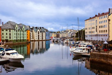 Cityscape alesund Norveç gün batımında