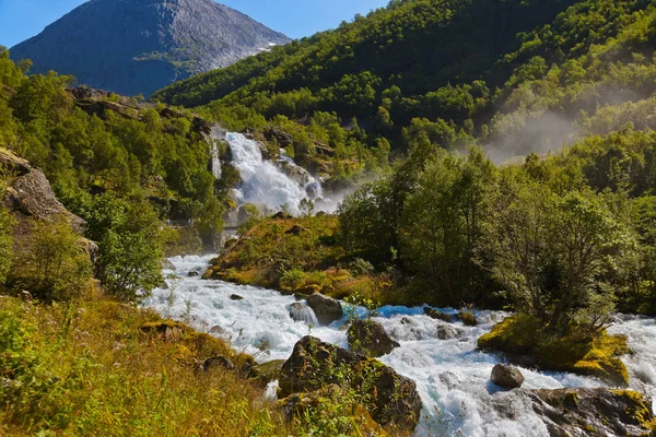 Wasserfall am Briksdal-Gletscher - Norwegen — Stockfoto