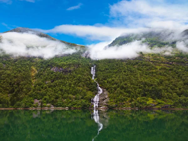 Cascade dans le fjord de Geiranger Norvège — Photo