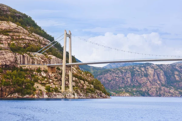 Puente en fiordo Lysefjord - Noruega — Foto de Stock