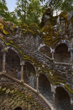 Başlangıç Kuyusu Quinta da Regaleira 'da Sintra Portekiz
