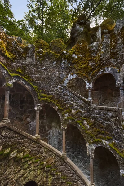 昆塔 · 达 · 雷加莱拉城堡-葡萄牙辛特拉的启动井 — 图库照片