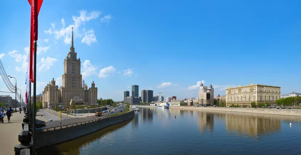 MOSCÚ, RUSIA - 01 DE MAYO: Moscú Panorama - El famoso rascacielos de Stalin — Foto de Stock