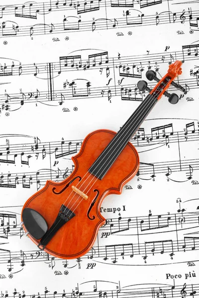 Speelgoed viool en muziek blad — Stockfoto