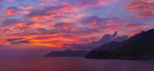 Pôr do sol em Cinque Terre - Itália — Fotografia de Stock