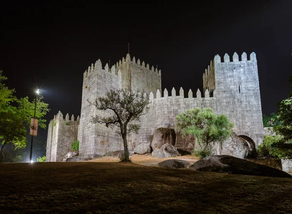 Castillo en la ciudad Guimaraes - Portugal — Foto de Stock