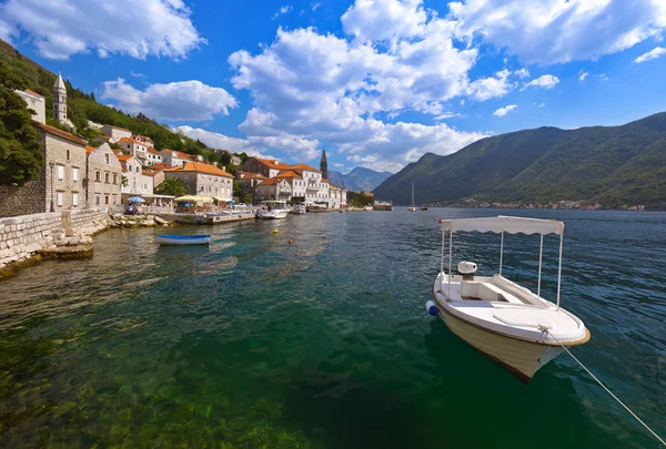 Vila Perast na costa da baía de Boka Kotor - Montenegro — Fotografia de Stock