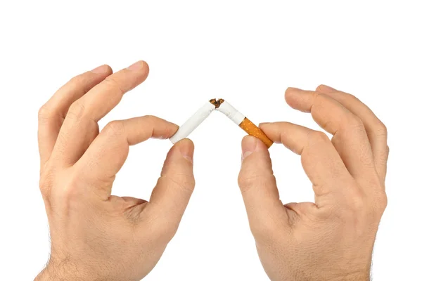 Trasiga cigarett i händer — Stockfoto