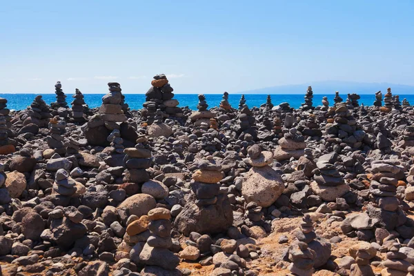 Stack di pietre sulla spiaggia — Foto Stock