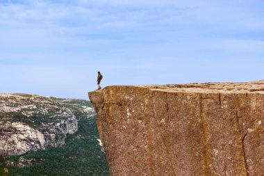 Yalnız adam cliff Preikestolen fiyort Lysefjord - N içinde tutuyoruz