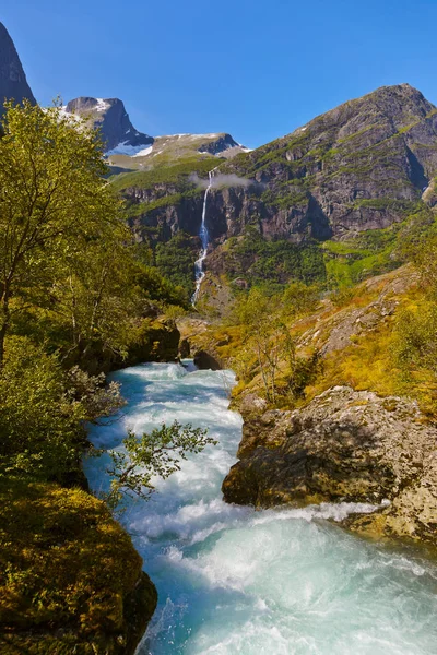 Wodospad w pobliżu lodowca briksdal - Norwegia — Zdjęcie stockowe