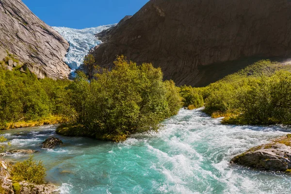 Briksdal 氷河 - ノルウェーの近くの滝 — ストック写真