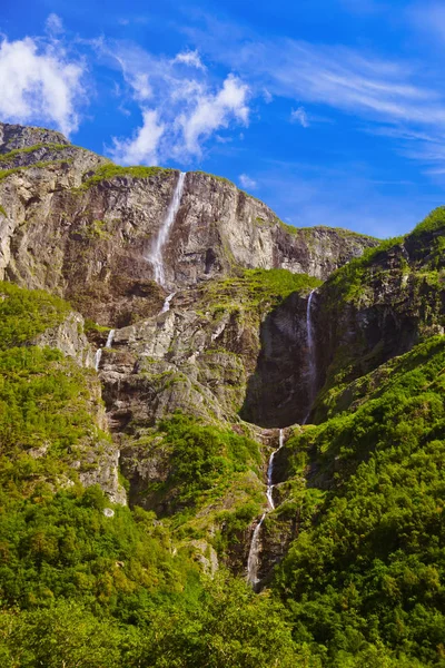 Vodopád ve fjordu sognefjord - Norsko — Stock fotografie