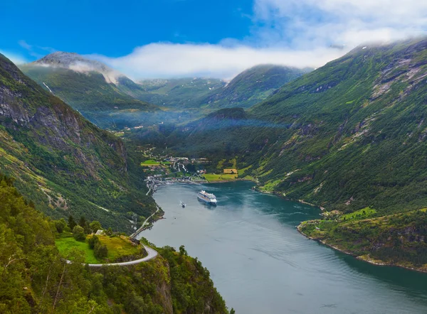 Loď v fjord geiranger - Norsko — Stock fotografie
