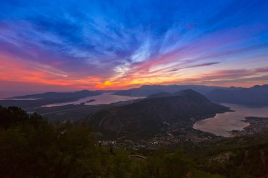 Kotor Koyu'ndaki Sunset'teki - Karadağ