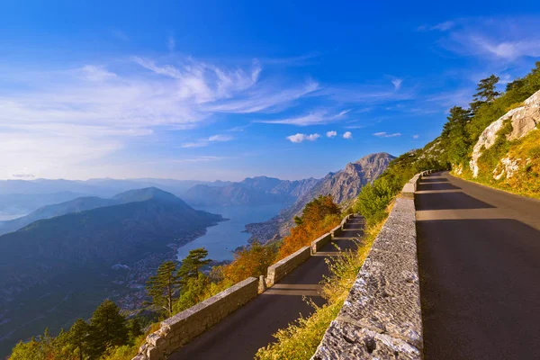 Estrada de montanhas e Kotor Bay ao pôr do sol - Montenegro — Fotografia de Stock