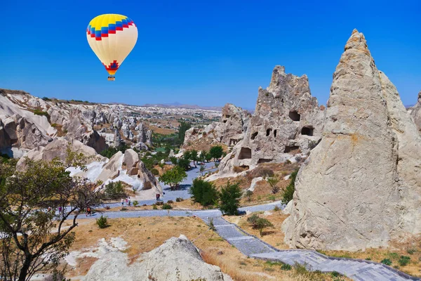 Hot air balloon over Cappadocia — Stock Photo, Image