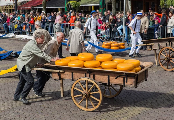 Alkmaar, Nederländerna - 28 April 2017: Ost köpare på traditio — Stockfoto