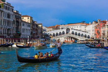 Venice, İtalya - 21 Ağustos 2016: Turist binmek gondol R yakınındaki