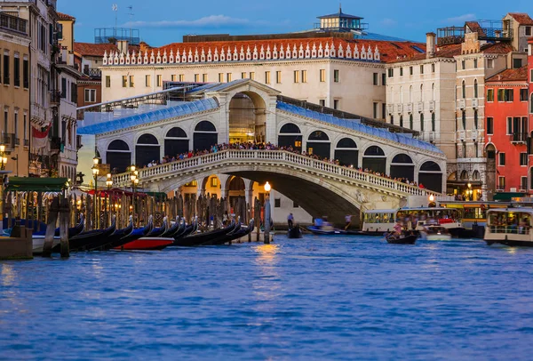 Puente de Rialto en Venecia Italia — Foto de Stock