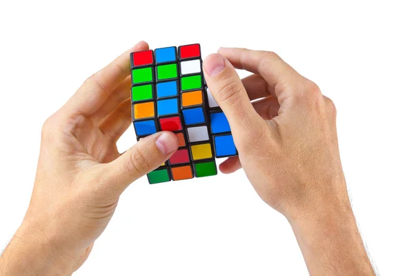 MOSCOW, RÚSSIA - 31 de agosto de 2014: Mãos e quebra-cabeça do cubo de Rubik — Fotografia de Stock