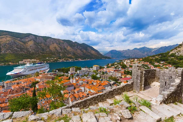 Baai van Kotor en Old Town - Montenegro — Stockfoto