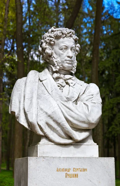 Poet Pushkin sculpture in Museum-Estate Arkhangelskoye - Moscow — Stock Photo, Image