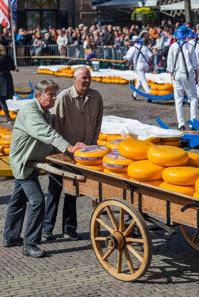 Αλκμάαρ, Ολλανδία - 28 Απριλίου 2017: Τυρί αγοραστές σε παραδοσια — Φωτογραφία Αρχείου