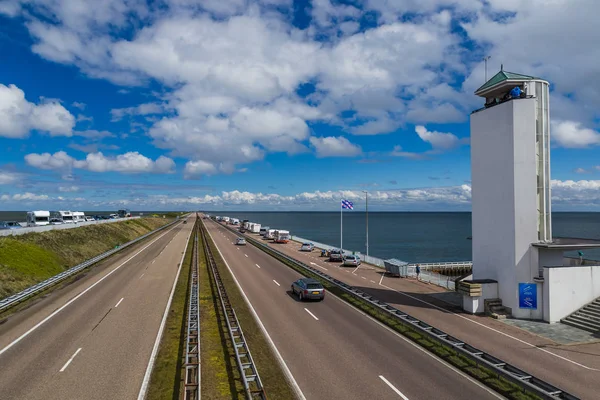Estrada na barragem de Afsluitdijk, nos Países Baixos — Fotografia de Stock