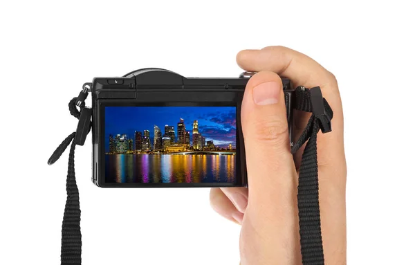Hand med kamera och Singapore city skyline (mitt foto) — Stockfoto