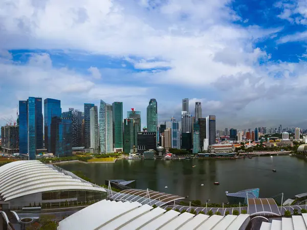 CINGAPURA - 15 DE ABRIL: skyline da cidade de Singapura e Marina Bay em A — Fotografia de Stock