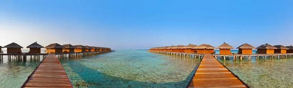 Bungalows en isla tropical de Maldivas — Foto de Stock