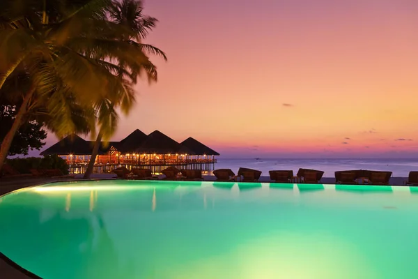 Pool och café på tropisk Maldiverna ö — Stockfoto