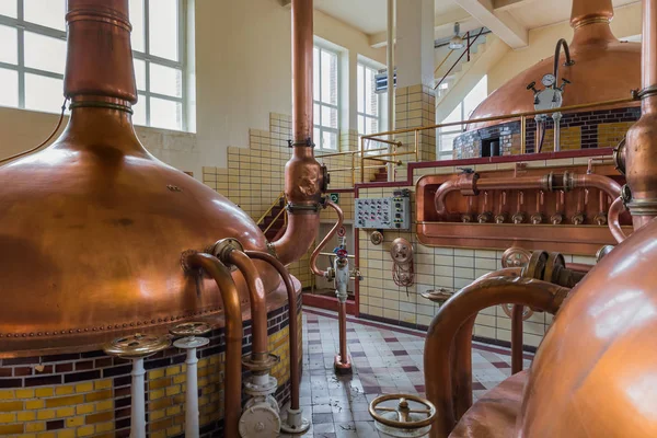 Hervidor de cobre vintage - cervecería en Bélgica — Foto de Stock