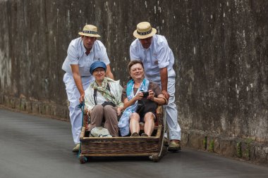 FUNCHAL, MADEIRA - 19 Eylül 2016 'da Portekiz' in Madeira kentinde geleneksel iniş kızağı gezisi