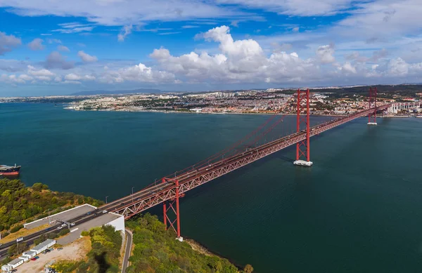 Lissabon und 25. April Brücke - portugal — Stockfoto