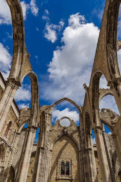 Ruinerna av det förstörda Carmo kyrka - Lissabon Portugal — Stockfoto