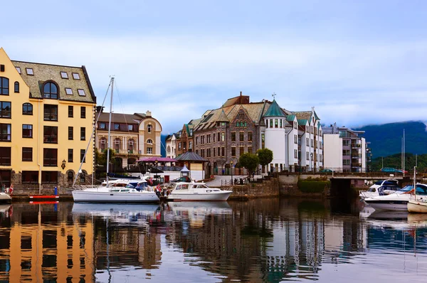 Városkép alesund Norvégia naplementekor — Stock Fotó