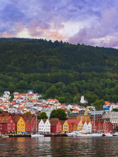 Berühmte bryggen street in bergen - norwegen — Stockfoto