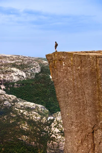 Eenzame man staand op rotsmassief Preikestolen - Noorwegen — Stockfoto