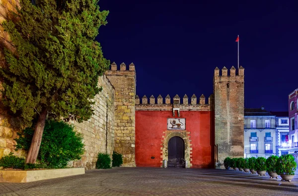 Porten till real alcazar-trädgårdarna i Sevilla Spanien — Stockfoto