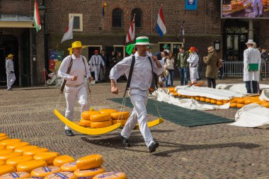 Alkmaar, Hollanda - 28 Nisan 2017: Peynir taşıyıcıları, tradit