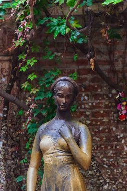 Juliet onun evin arka bahçesinde Verona İtalya heykeli