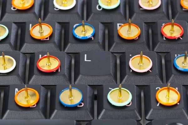 Булавки на клавиатуре компьютера — стоковое фото