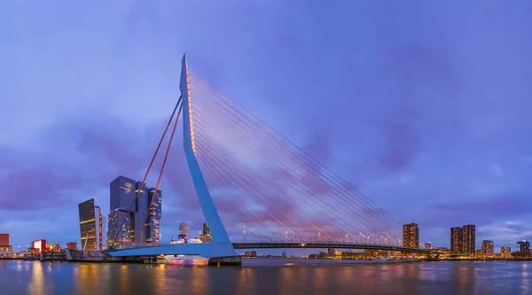Most Erazma i panoramę miasta Rotterdam - Holandia — Zdjęcie stockowe