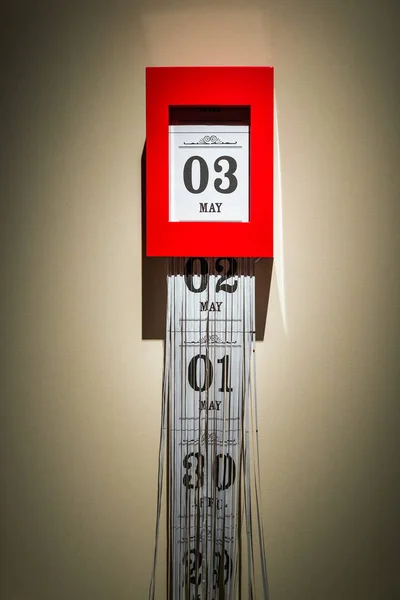 Calendar și tocător de hârtie - concept de trecere a timpului — Fotografie, imagine de stoc