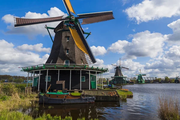 Molinos de viento en Zaanse Schans - Países Bajos —  Fotos de Stock