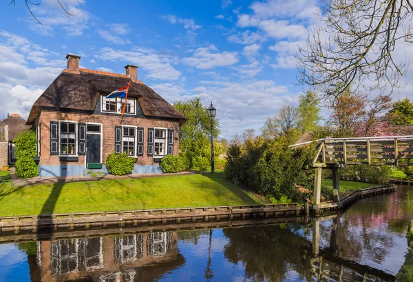 Typické holandské vesnice Giethoorn, Nizozemsko — Stock fotografie